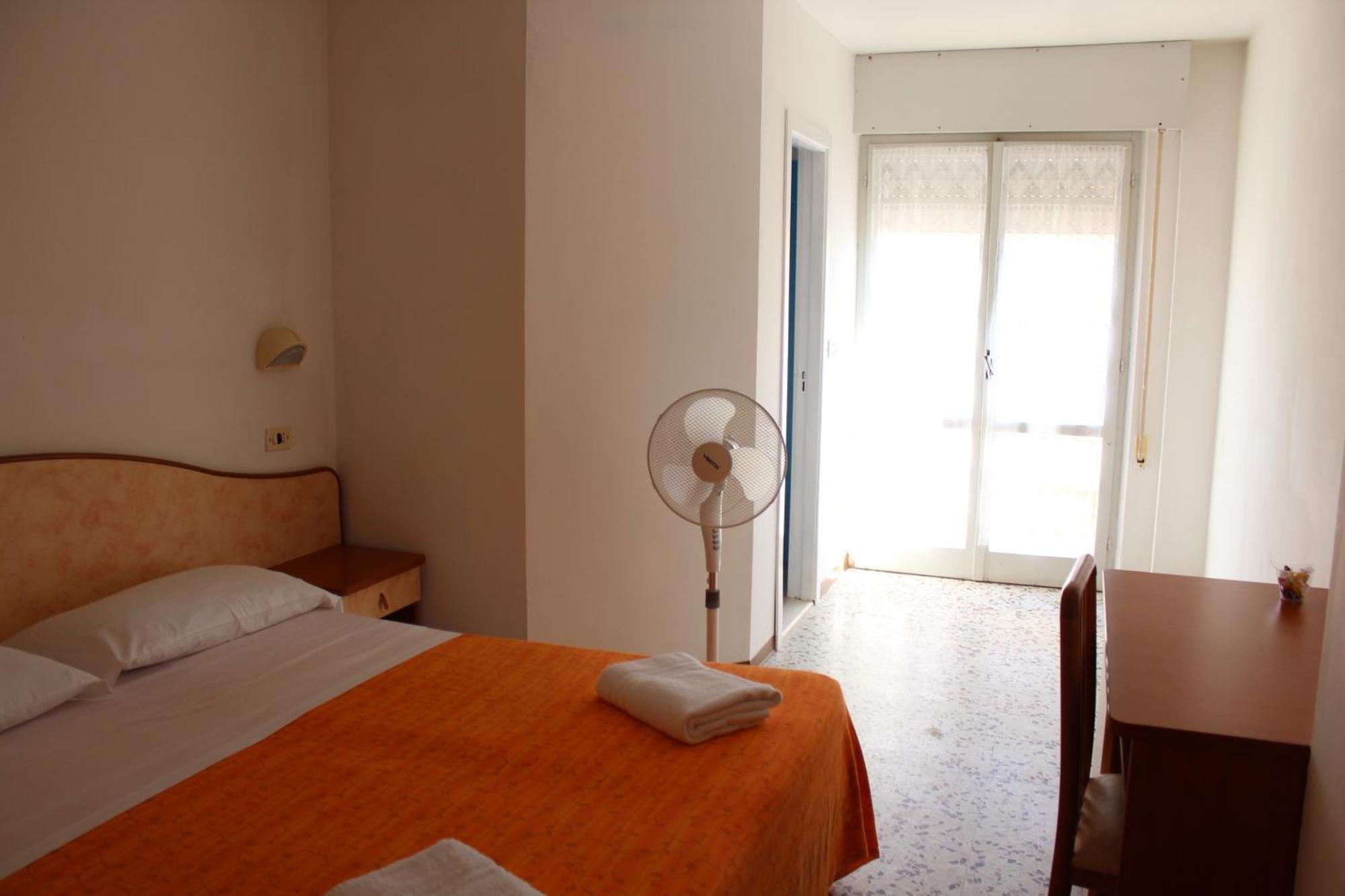 Hotel Holiday Sunshine Summer Misano Adriatico Pokoj fotografie