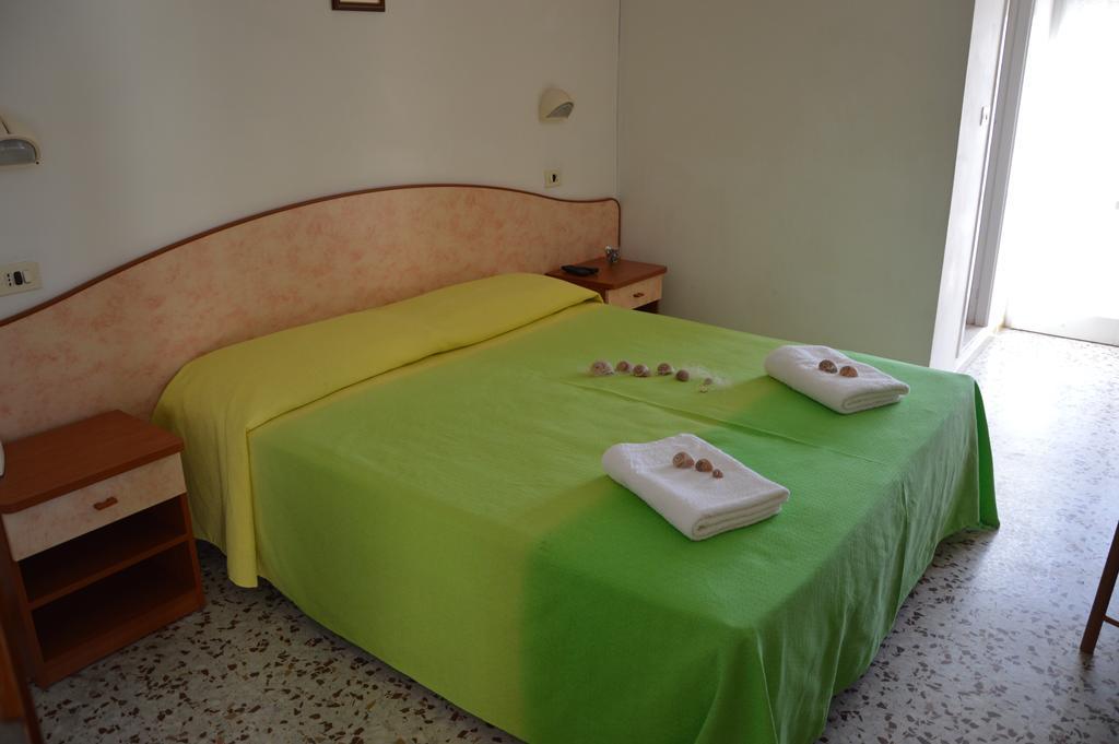 Hotel Holiday Sunshine Summer Misano Adriatico Pokoj fotografie